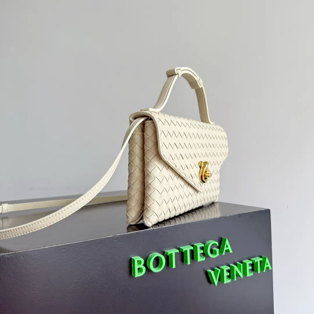 Batch 1660 BOTTEGA VENETA 2025 new product KNOT LOCK crossbody bag subverts the rigid lines of traditional tote bags, using drapey leather to create a three-dimensional silhouette that breathes. It has compartments and multiple card slots inside, making it a versatile commuter bag that can be used in various occasions. The details are full of exquisiteness, the casual retro color tone, and the upper body are full of elegance. Whether you are commuting or going out on the street, you can easily hold it. The two carrying methods of hand-carrying and long shoulder strap are very practical! At the same time, the shoulder strap is detachable, suitable for various dressing styles~ Whether it is a dinner party or daily commuting, it can be easily controlled and becomes your versatile tool❤️ Style number: 817191 Size: 25*16*5.5cm